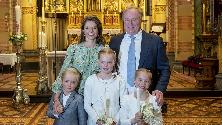Prinsessen Luisa en Cecilia de Bourbon de Parme doen communie in Den Haag