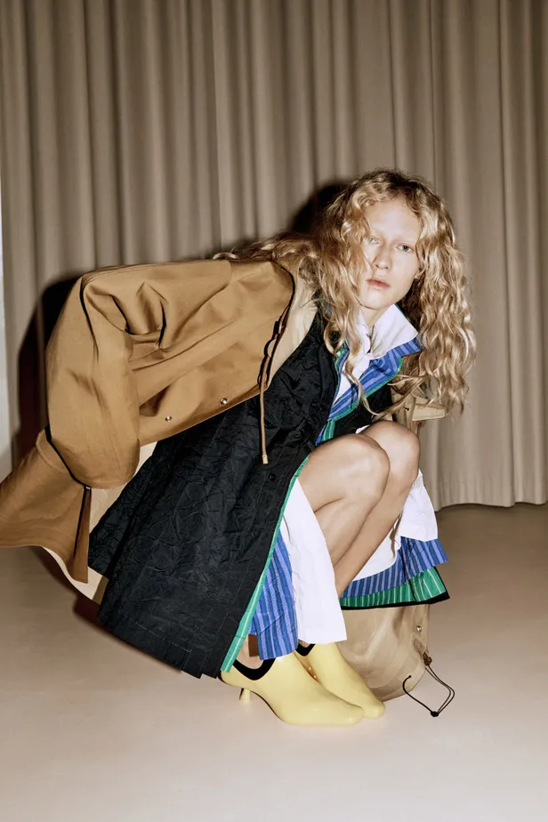 Katoenen parka, gelaagde katoenen jurk, muiltjes: Alles van Loewe 