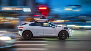 Vrouw bevalt op de achterbank van een zelfrijdende taxi en de auto reageerde sneller dan de hulpdiensten