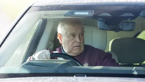 Stankoverlast én een staking onder het personeel: Andrew's nieuwe thuis is allesbehalve vorstelijk. Ontdek waarom zelfs royals niet ontsnappen aan de realiteit.