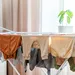 De was ophangen om te drogen in huis.