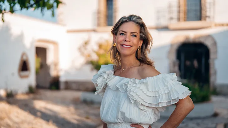 Kijkers van B&B Vol Liefde raken niet uitgepraat over de looks van kandidaat Iris. Ze lijkt namelijk sprekend op deze drie bekende Nederlandse sterren.