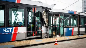 De zwaar beschadigde trams op de Erasmusbrug na de harde klap.