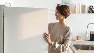 vrouw haalt brood uit de vriezer