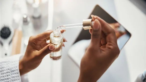 Een vrouw die skincare aanbrengt