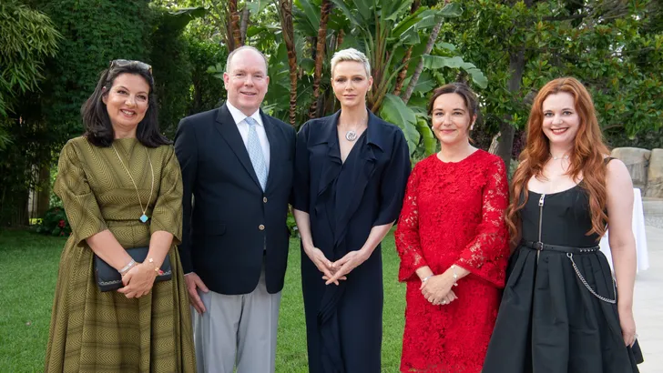 Prinses Charlene draagt eindelijk haar tiara (maar niet op haar hoofd)