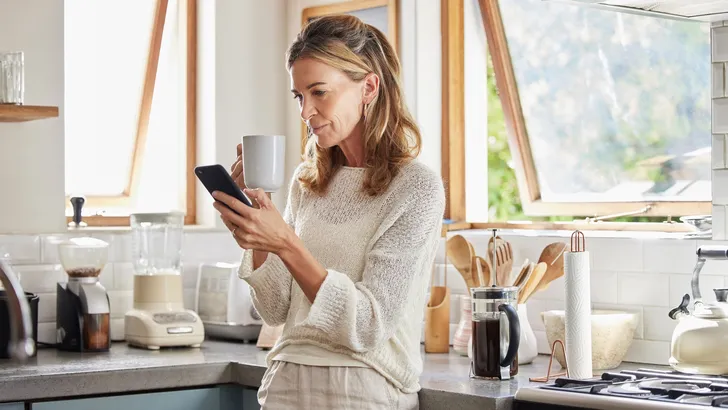 vrouw krijgt sms van Infomedics