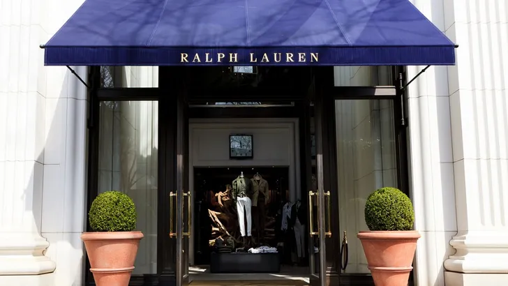 Eervol: Ralph Lauren (Amerikaan) wordt geridderd door Queen Elizabeth