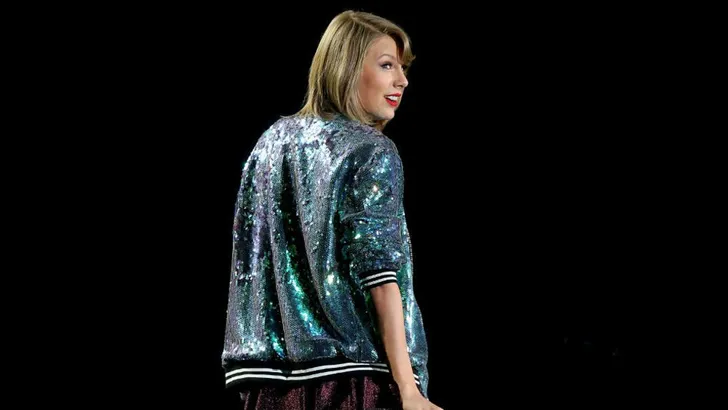 Taylor Swift zingt tijdens Grammy Awards