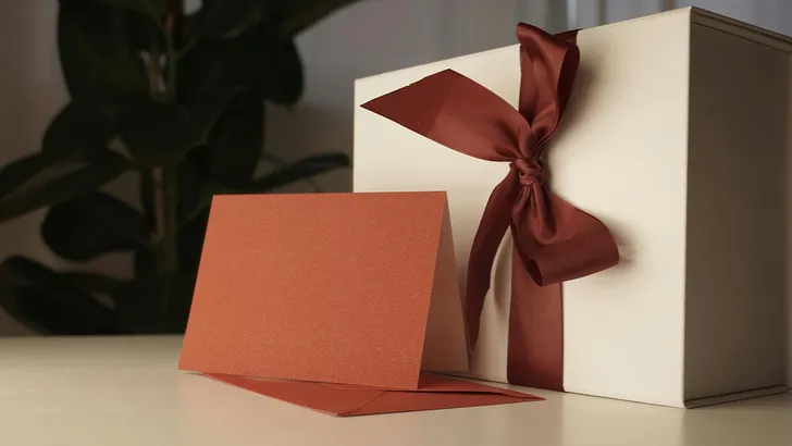 Van standaard naar verrassend: Zo kies je écht originele relatiegeschenken
