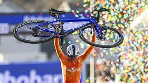 Lucinda Brand verloor haar moeder deze winter, bereidde het WK voor met een kuitblessure en kwam tijdens het WK in Hulst lelijk ten val, maar toch draagt ze vanaf nu weer de regenboogtrui.