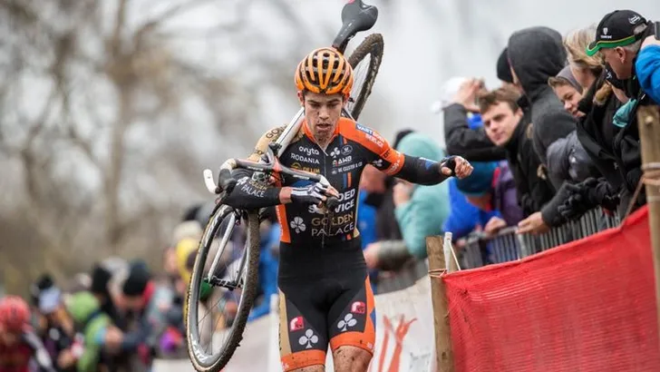 Van Aert profiteert van pech Van der Poel