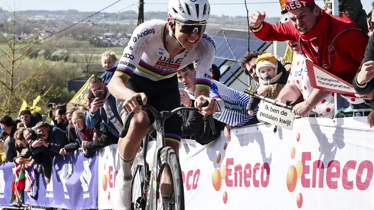 Greg Van Avermaet en Jan Bakelants hadden geen woorden om de fenomenale Tadej Pogacar te omschrijven. De Sloveen domineerde de Ronde van Vlaanderen andermaal.