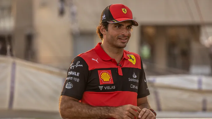 Carlos Sainz neemt 'Smooth Operator' Ferrari in ontvangst