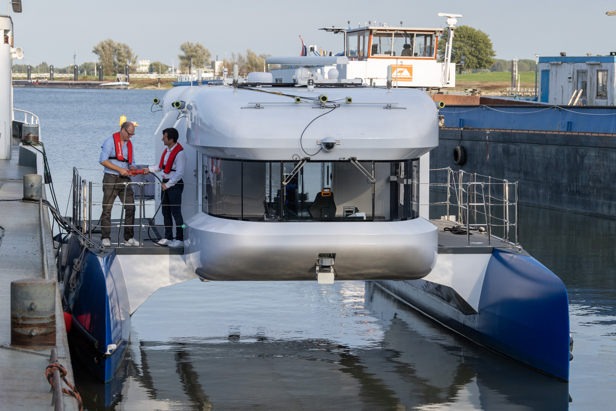 Dit elektrische schip vaart naar Rotterdam en leert onderweg hoe de binnenvaart zonder kapitein kan varen