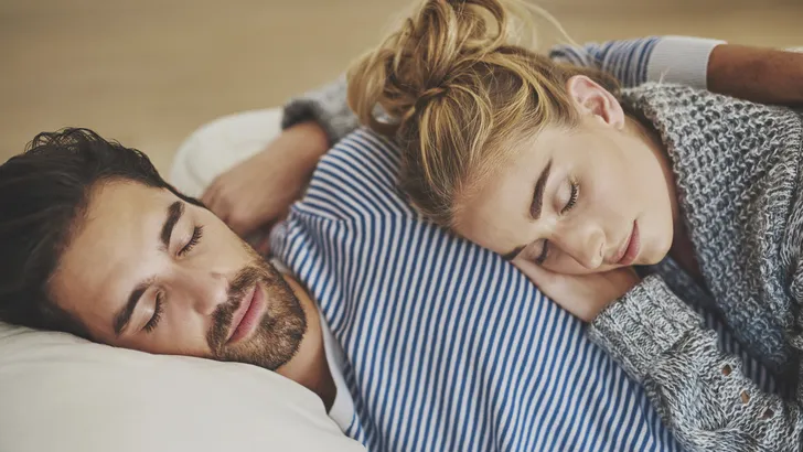 Science says: lang slapen is goed voor je relatie
