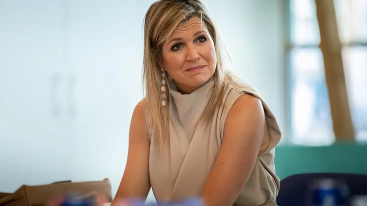 Máxima: lange oorbellen, korte pijpen
