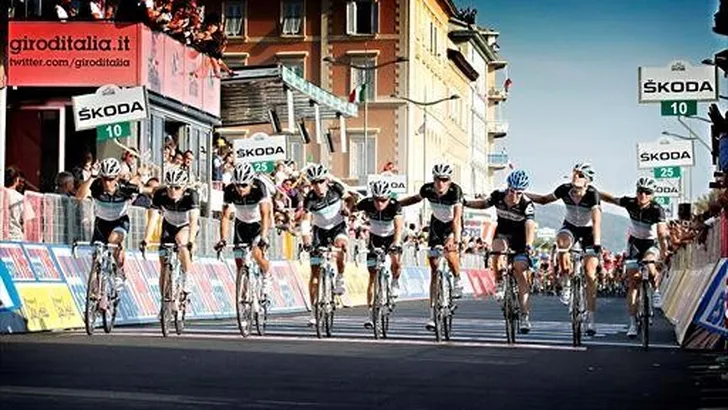 Indrukwekkend eerbetoon peloton aan Weylandt