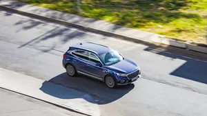 Deze SUV zet een bizar actieradiusrecord neer met meer dan 2.300 kilometer op één tank en acculading