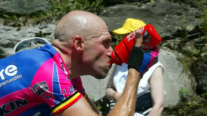 ludo dierckxsens drinkt uit een bidon en heeft bijnamen