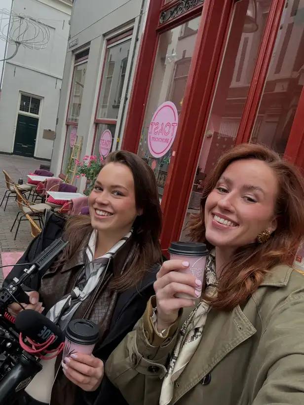 Carmel en Rosanne tijdens een coffee break 