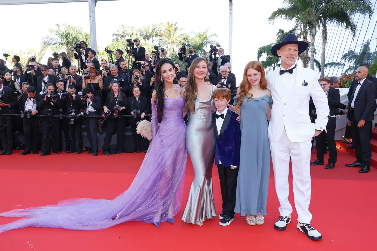 Demi Moore, de voice-over van de docu, met de makers van Groundswell bij de première in Cannes.