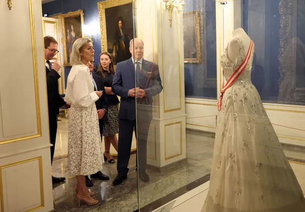 Tentoonstelling huwelijk prinses Grace en prins Rainier van Monaco: prins Albert, prinses Caroline en prinses Alexandra van Hannover bezoeken de tentoonstelling.