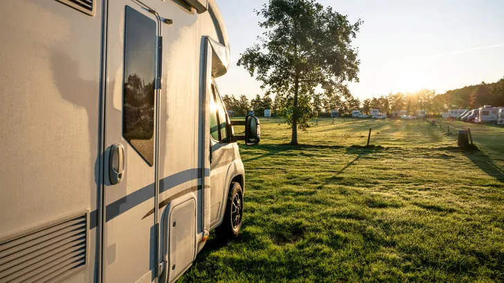 Op deze Nederlandse camperplaats hoef je je camper nooit meer goed neer te zetten