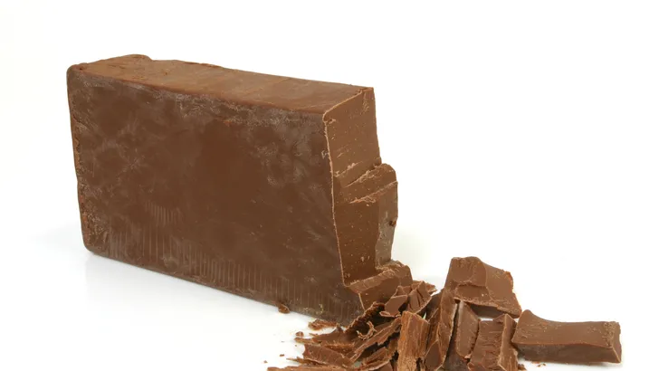 Dit is wat het wit uitgeslagen laagje op je chocolade betekent