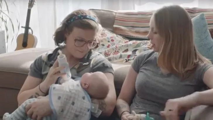 Transgendermoeder speelt rol in nieuwe reclame van Dove