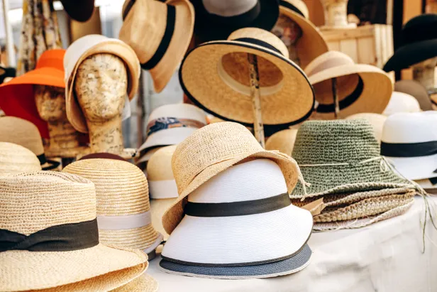 Zomerhoedjes op de markt