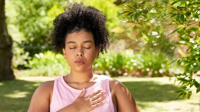 Sportende vrouw ademt diep uit tijdens work-out in de buitenlucht.